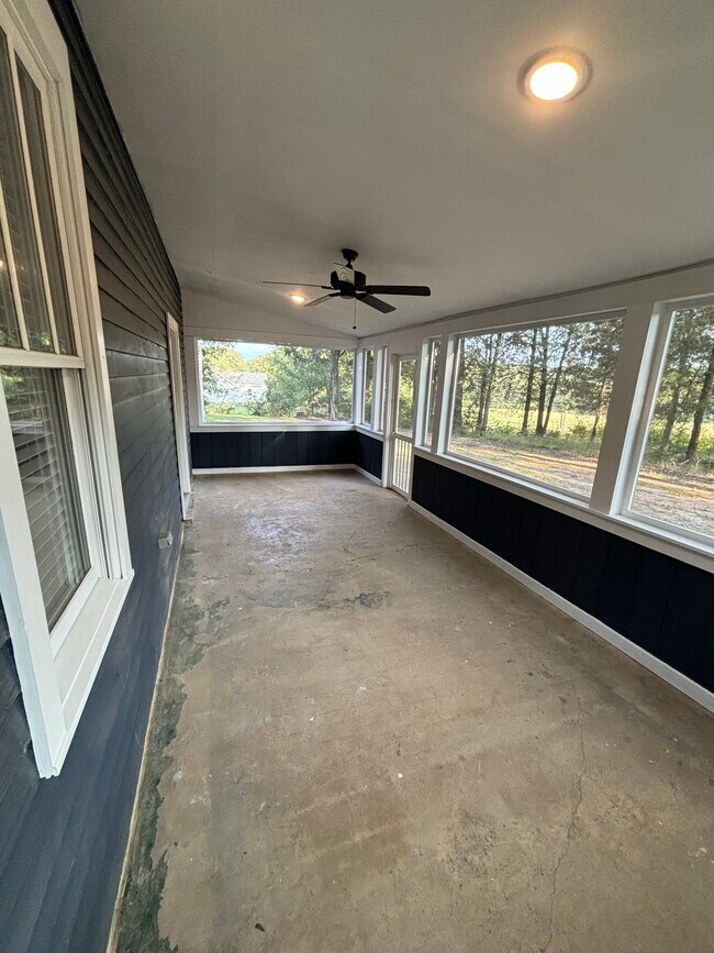 Screen Porch - 955 Malone Rd S