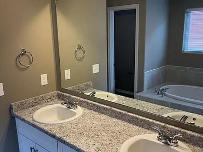 Building Photo - Gorgeous 4-Bed Home in Enclaves at Mountain Vista (D49)