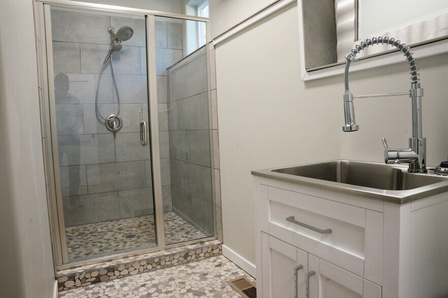 Building Photo - 128 Saddle Loop
