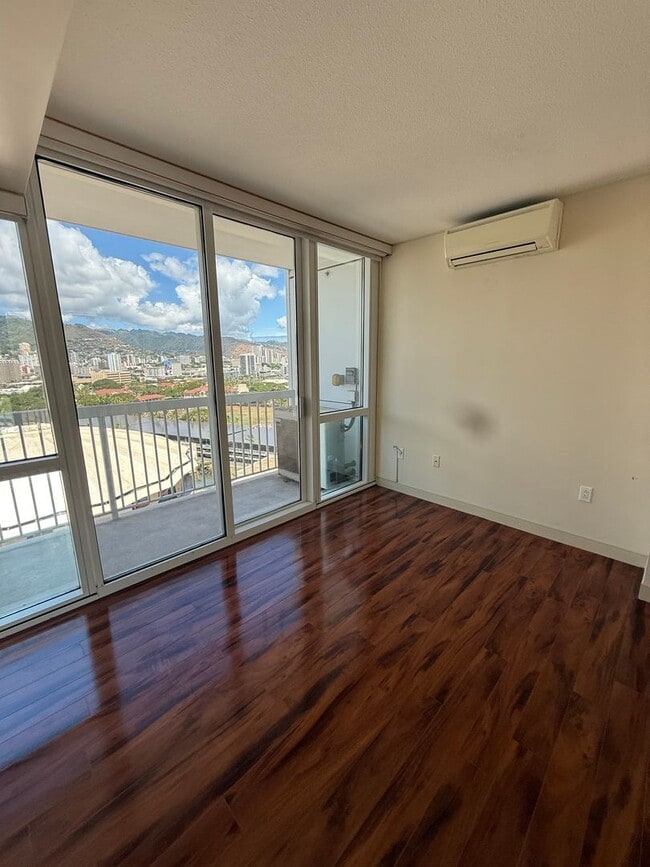 Building Photo - Great Location! 1/1/1 with beautiful mount...