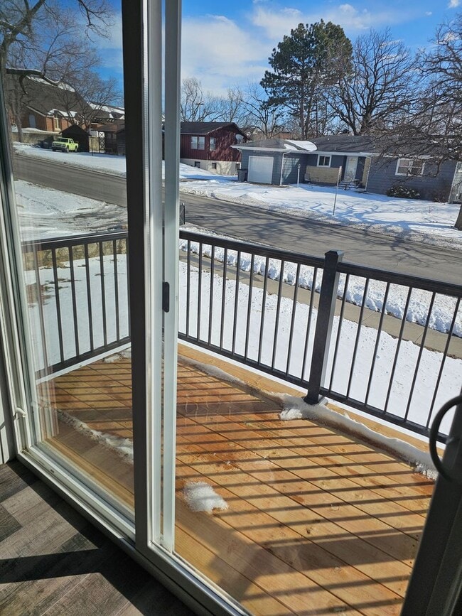 Building Photo - Like new large 2 bedroom apt coming available!