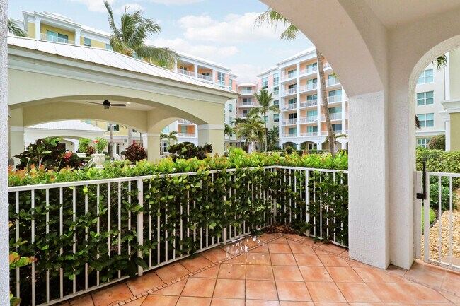 Building Photo - 806 E Windward Way