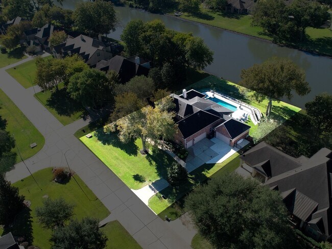Building Photo - 4703 Oxbow Cir W