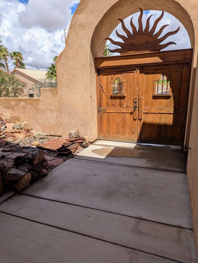 Building Photo - Santa Fe Vistas House!