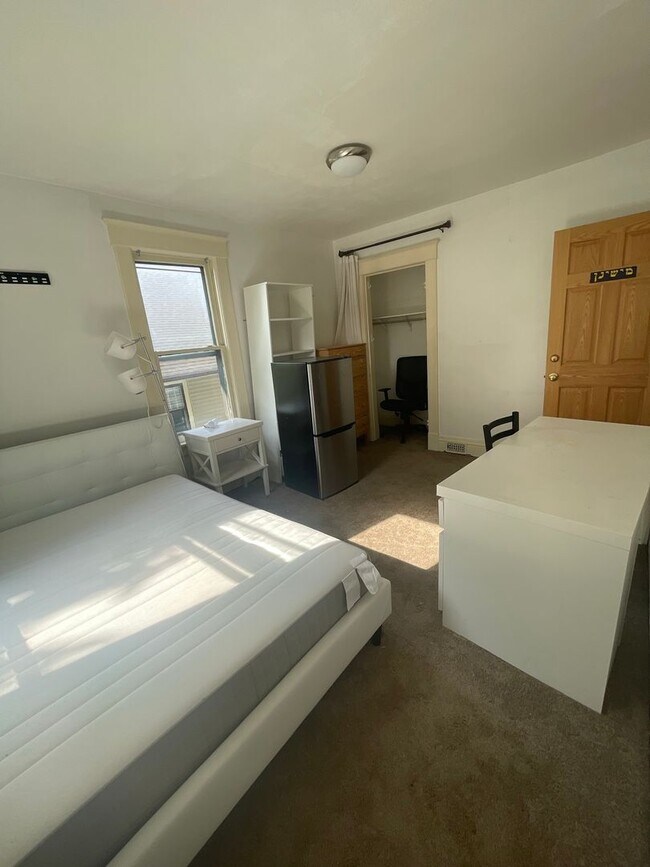 Building Photo - 841 E University Ave