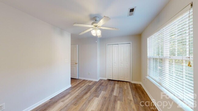 Building Photo - 5545 Seths Dr