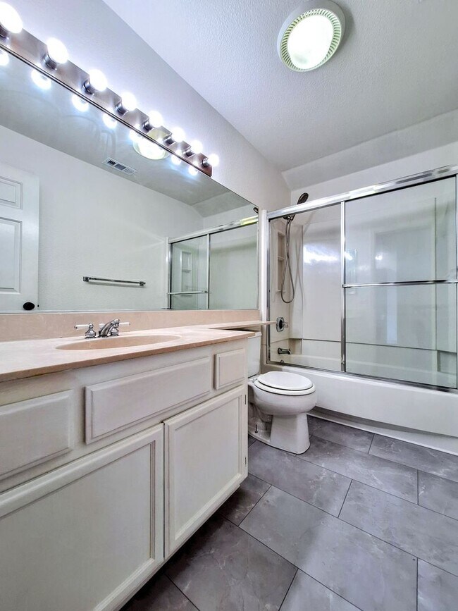 Building Photo - Beautiful Second Floor 3bd Condo w/Detached Garage & Pool
