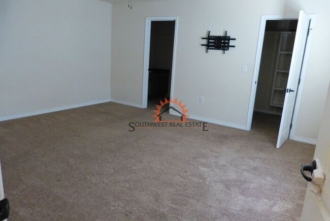 Building Photo - Spacious- 2 bedroom 2.5 bath 1 car garage apartment