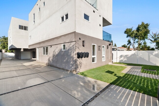 Building Photo - 1841 S Longwood Ave