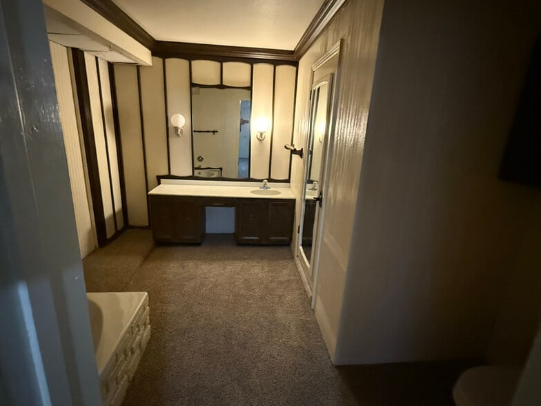 Building Photo - 2603 W Alameda St