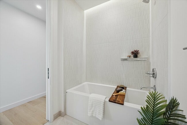 Building Photo - 610 Davis St