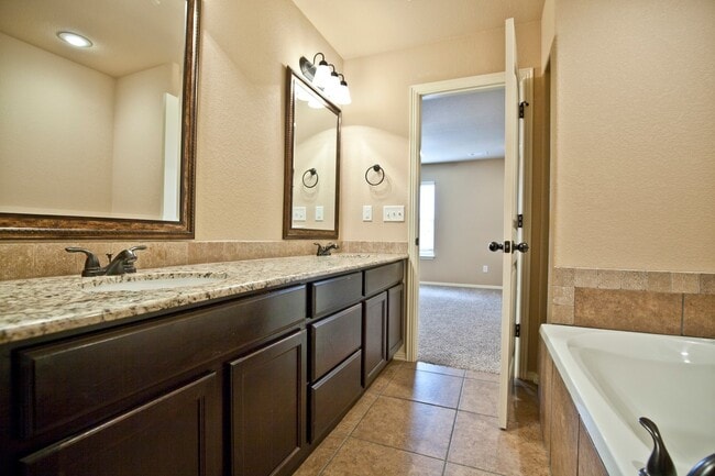 Building Photo - ***901 Oakwood Lane***