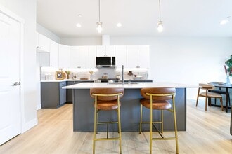 Building Photo - 925 N Elm Ave