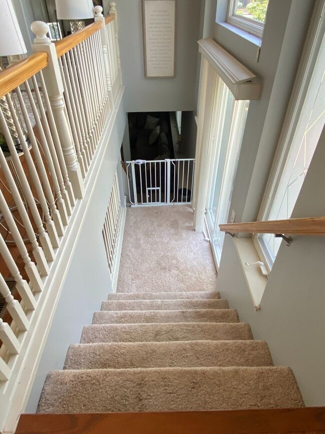 Building Photo - 840 N Bedford Ct