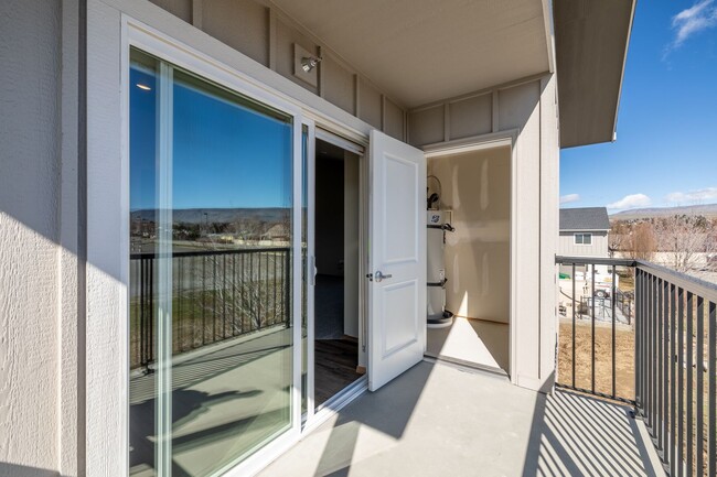Building Photo - 3 Bedroom 2 Bath Apartment Pet Friendly!
