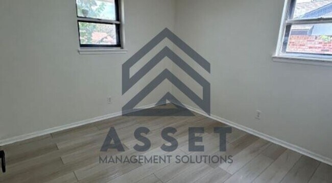 Building Photo - 5 Bedroom Home Available For Lease or Rent to Own!