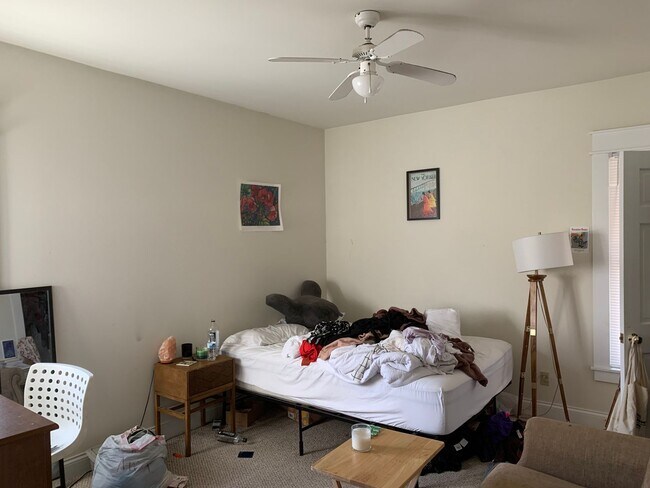 Building Photo - Spacious 2 bed/3 bath Home near Switchyard Park!