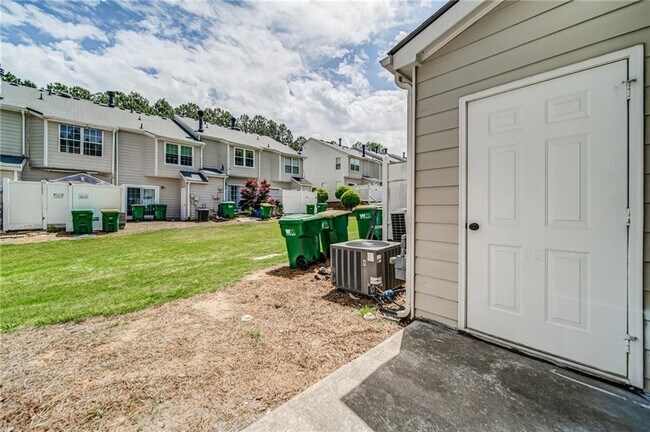 Building Photo - 3285 Hidden Cove Cir NW