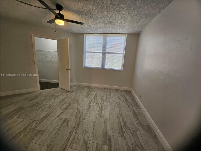 Building Photo - 216 Lake Pointe Dr