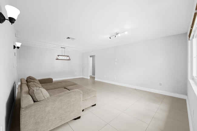 Building Photo - 313 SE 4th Terrace