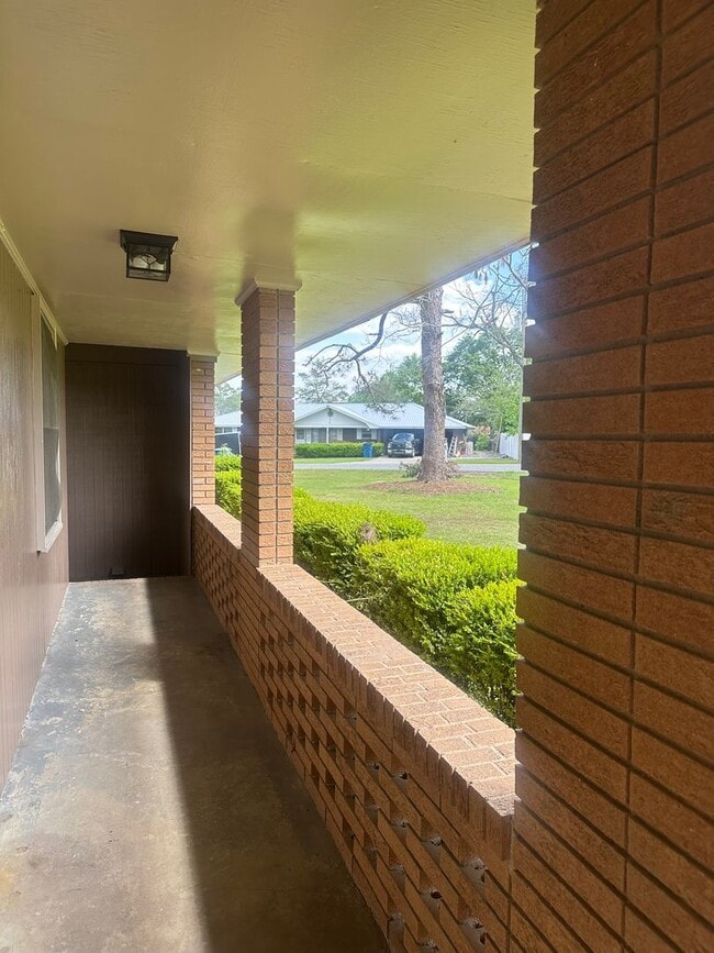 Building Photo - 4 Bed/2 Bath House