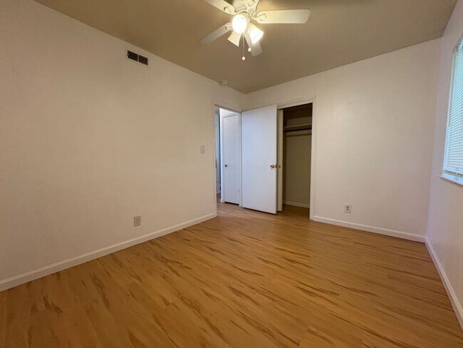 Building Photo - Cute 2 Bedroom Condo