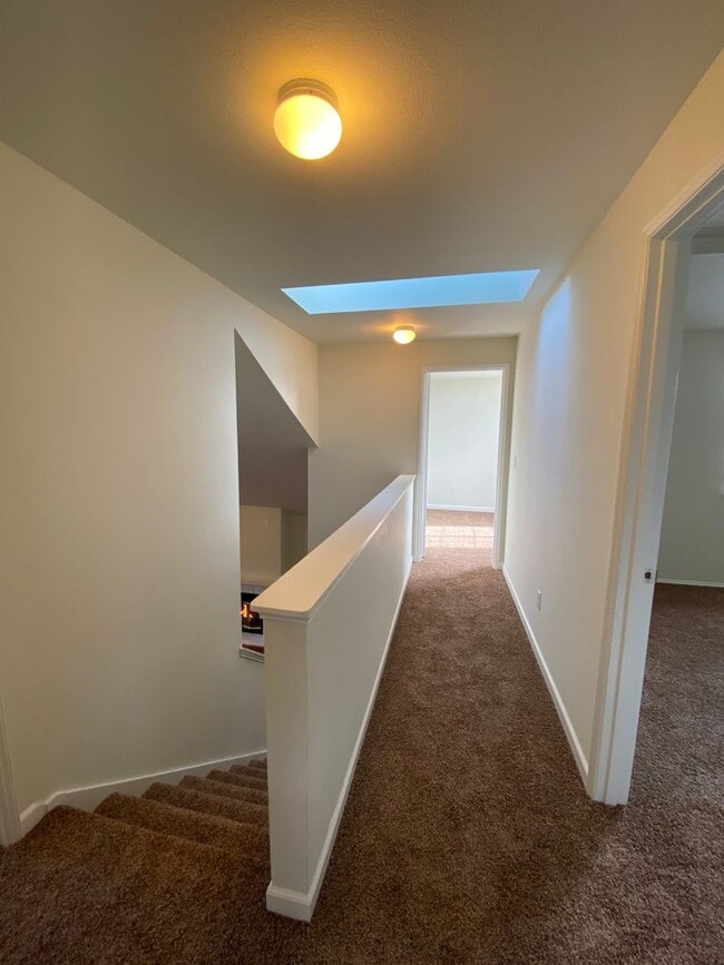 Building Photo - Clean 3 bed well-maintained & pet free hom...