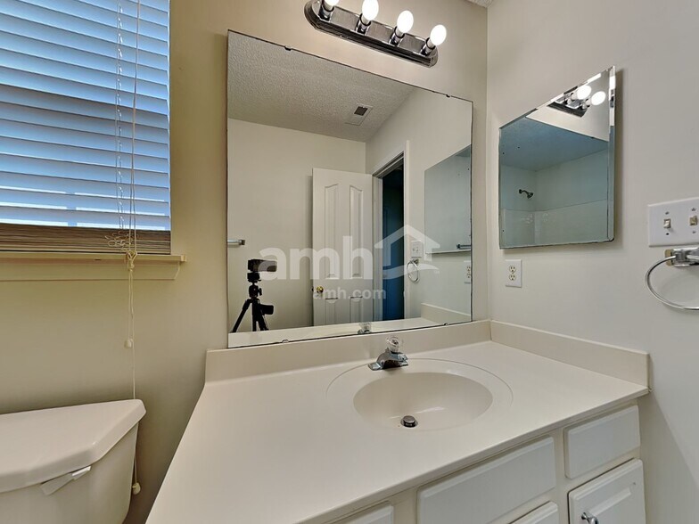 Building Photo - 3923 Cedar Hill Dr
