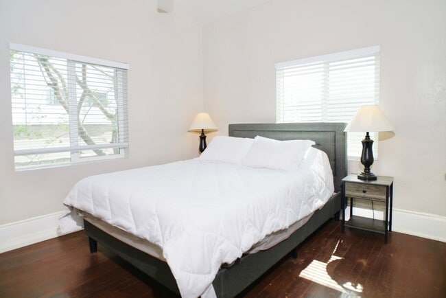 Building Photo - Furnished 2 Bedroom walking distance to Historic 4th Ave!