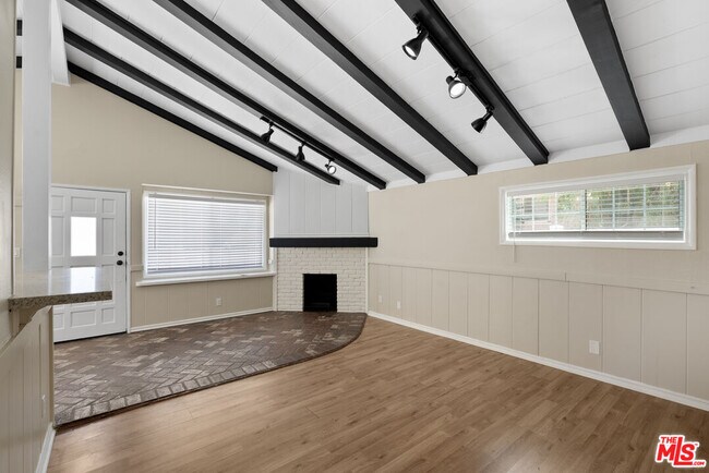 Building Photo - 5541 Fallbrook Ave