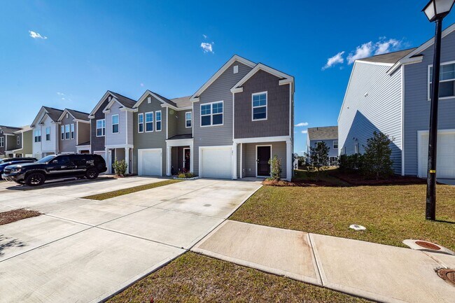 Building Photo - 3 Bedroom, 2.5 Bathroom Townhome in Caroli...