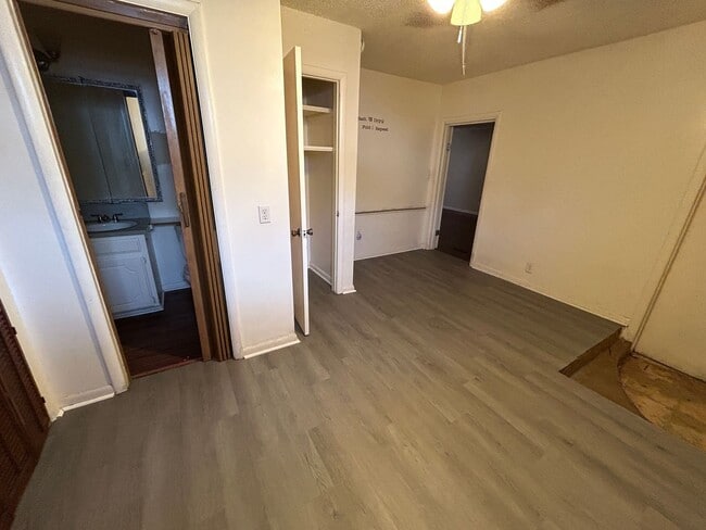 Building Photo - 5 Bedrooms Near Downtown!