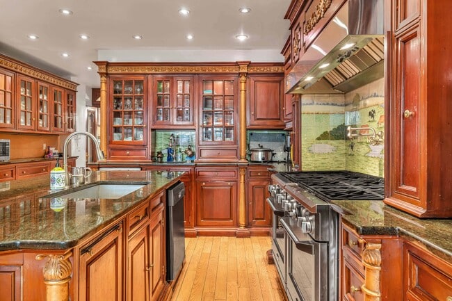 Building Photo - 313 W 71st St