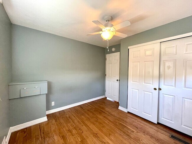 Building Photo - FREE AUGUST RENT!! - Sweet Bungalow in Par...