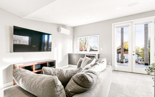 Building Photo - Beautiful 4 bedroom 3 bathroom property in Jefferson Park Denver