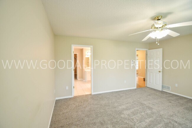 Building Photo - 4 Bedroom 2.5 Bathroom home in Urbandale