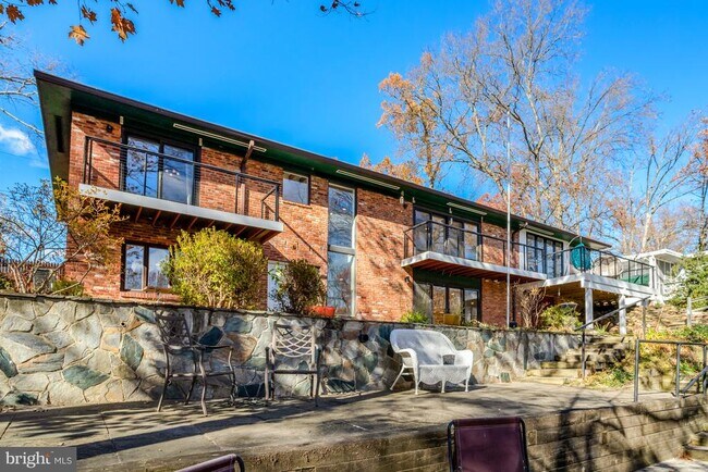 Building Photo - 6120 Beachway Dr