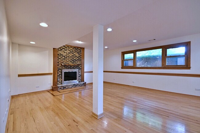 Building Photo - 2360 N Drury Ln