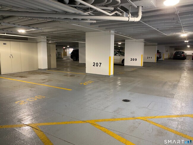 Building Photo - 143 Hoyt St