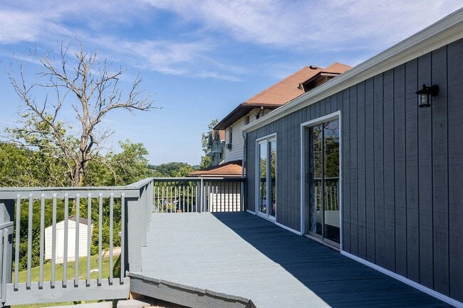 Building Photo - 1617 Crestmont Dr