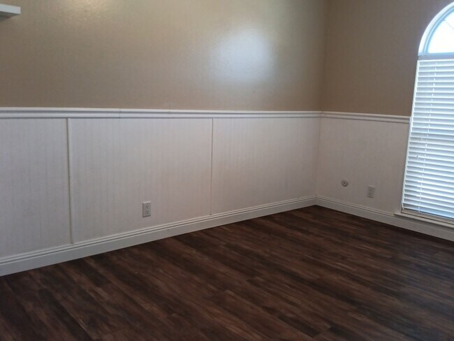 Building Photo - 3 Bedroom, 1.5 Bathroom Home! Schedule a Showing Today!