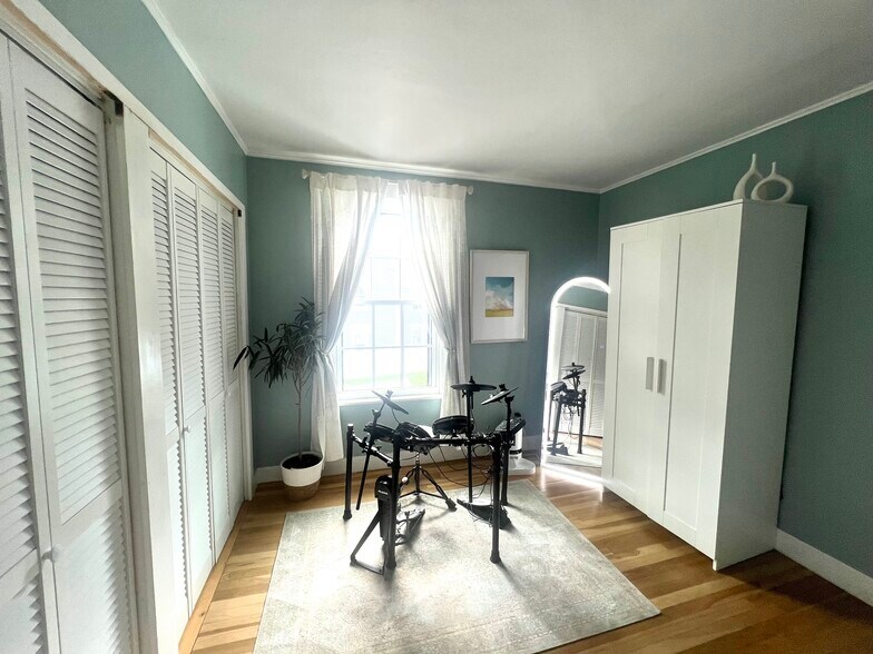 Smaller 3rd bedroom, with larger closet - 23 County St