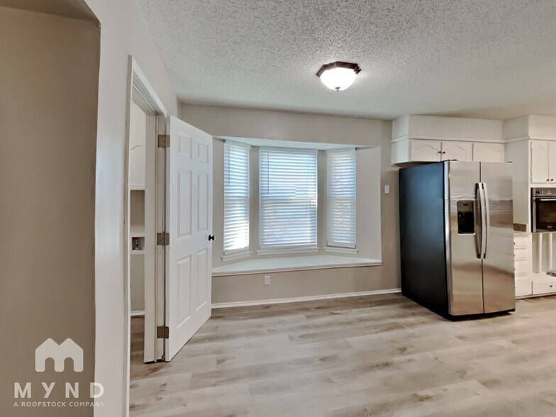 Building Photo - 3528 Park Lake Dr