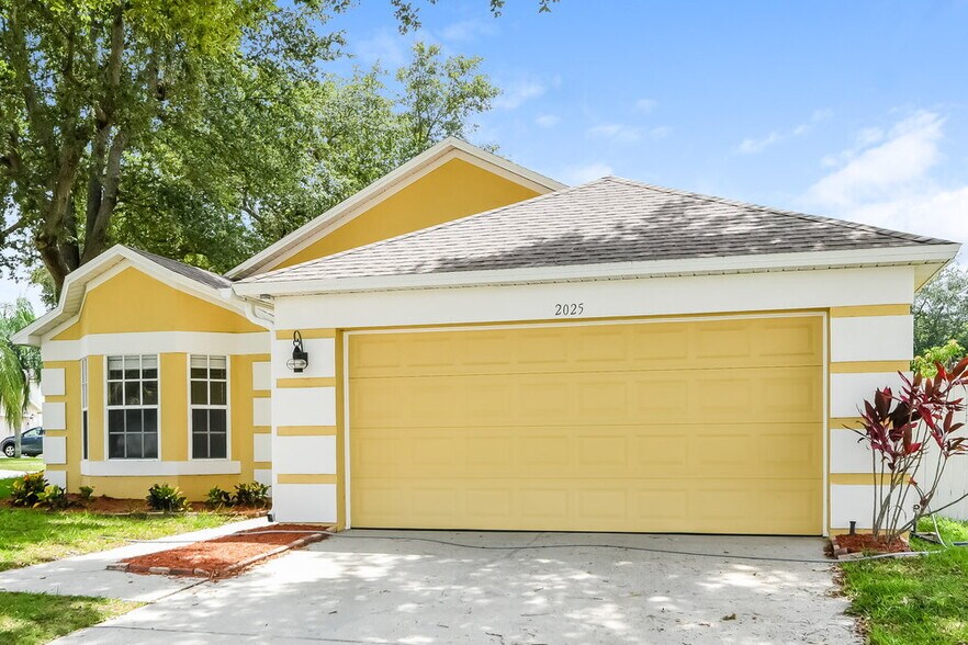 Building Photo - 2025 White Eagle St