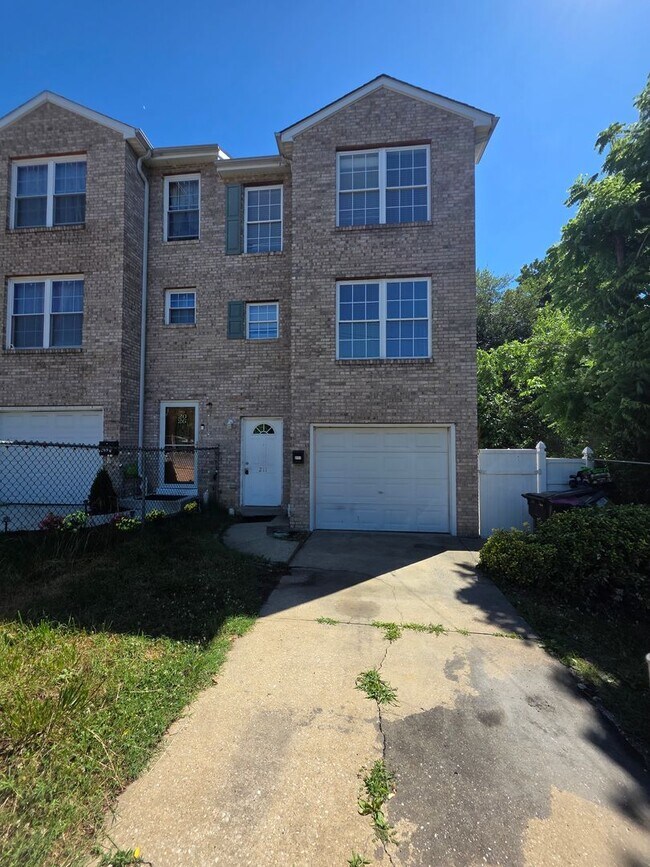 Building Photo - Browntown Twin Home