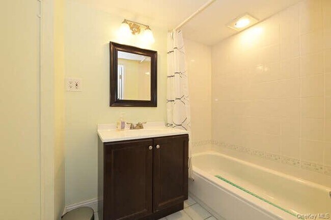 Building Photo - 10 Pickwick Dr S