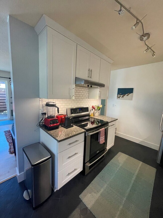 Building Photo - Charming 1-bedroom, 1-bathroom Condo in Phinney Ridge.