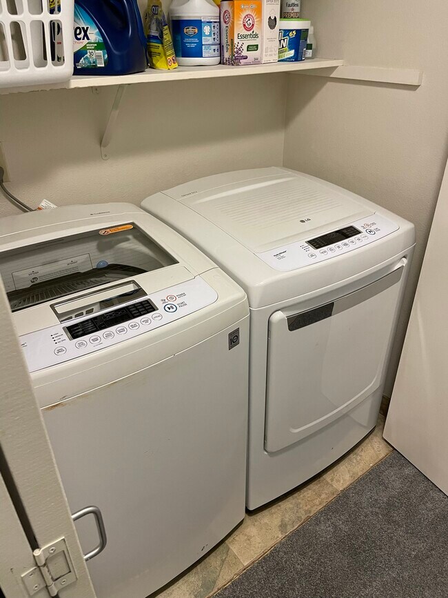 Washer/dryer - 12303 Harbour Pointe Blvd
