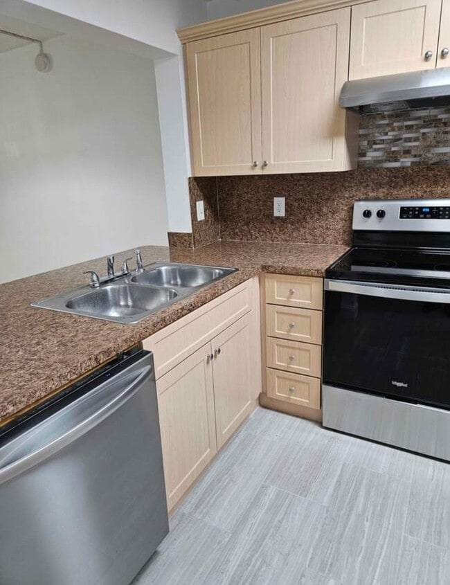 Building Photo - 20910 NE 8th Ct