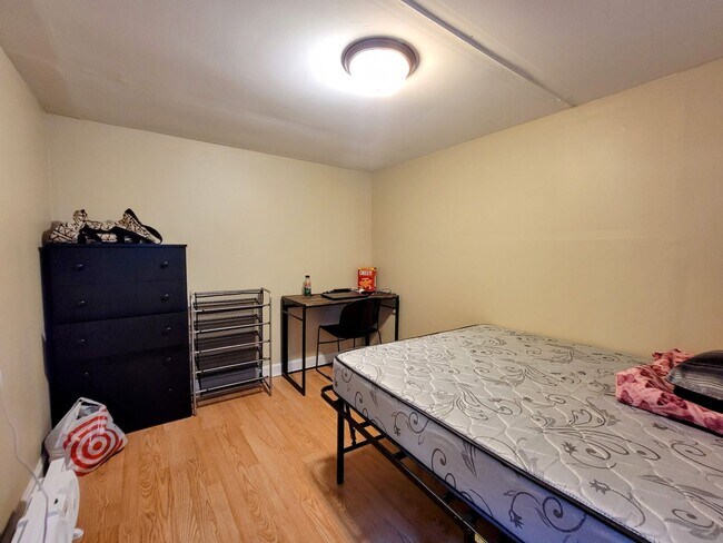 Building Photo - Charming House Located 1 Block From Campus